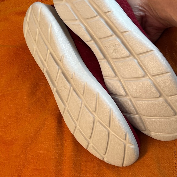 Merino slip ons Maroon, never worn, size 9, machine washable - Picture 2 of 3